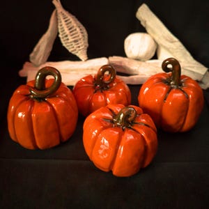 Handgemaakte keramische pompoen, herfstdecoratie, Halloweenversiering