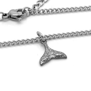 Può includere: Un braccialetto per caviglia in argento con un piccolo ciondolo a forma di coda di sirena in argento.