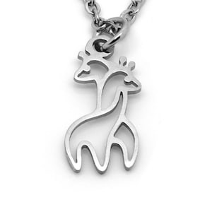 Op de afbeelding: Een zilveren ketting met een eenvoudige giraffe hanger.