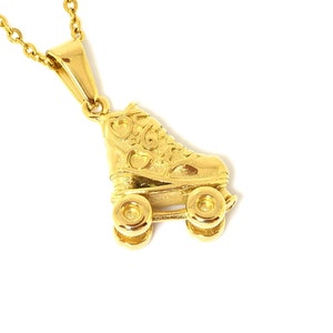Op de afbeelding: Een gouden rolsschaats hangerketting. De hanger is versierd met een hartvormig patroon en heeft vier wielen.