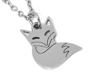 Könnte beinhalten: Eine silberne Halskette mit einem Fuchs-Anhänger. Der Fuchs ist in Schwarz umrandet und hat ein schlichtes Design.