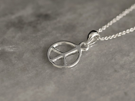 Collana con ciondolo simbolo della pace: gioielli boho in