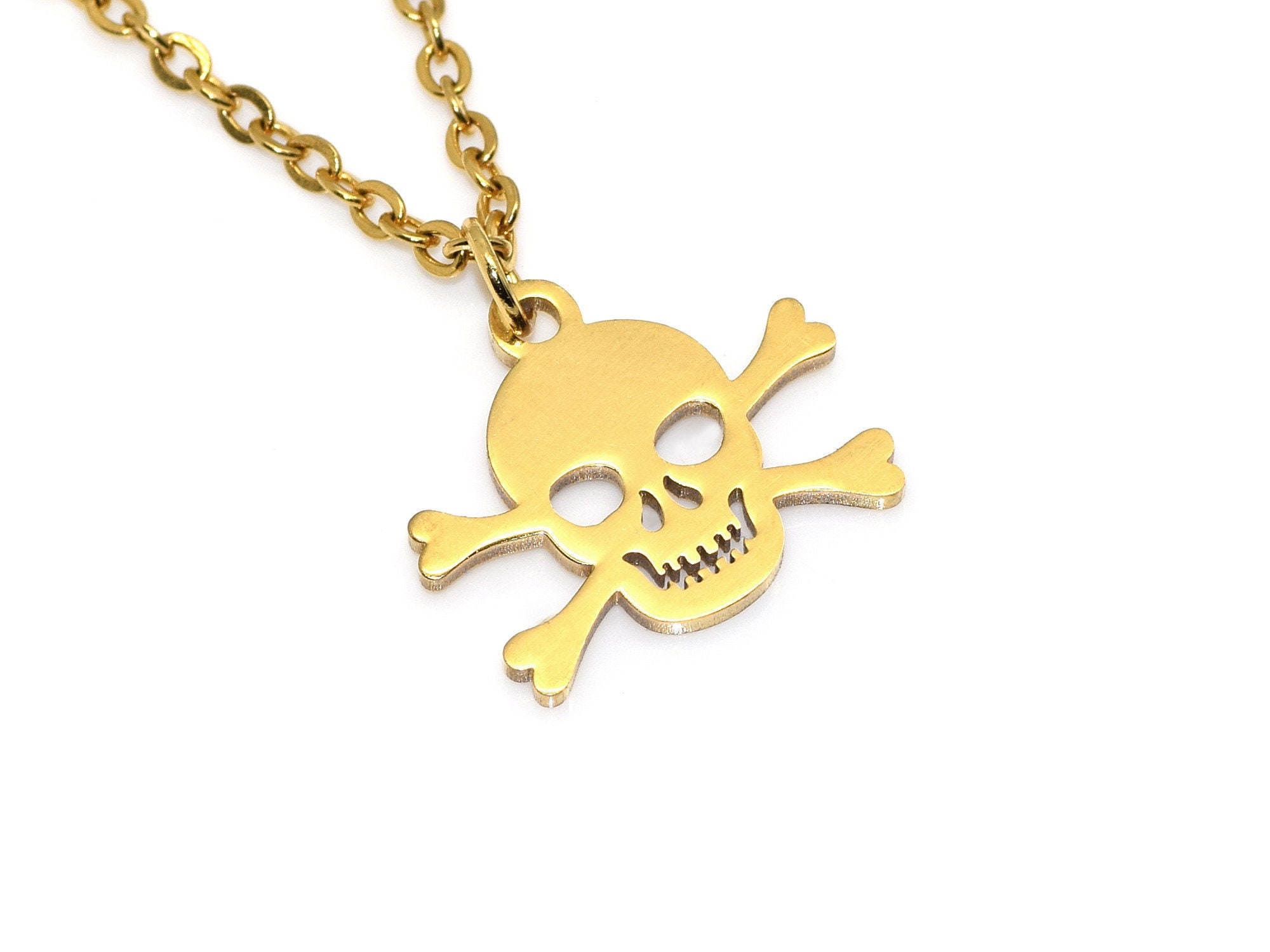 Gold skull and crossbones pendant deals