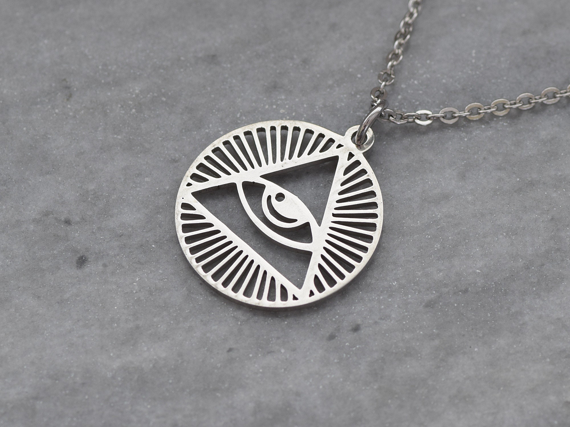 PikaLF Collana Uomo Con Ciondolo Occhio Della Provvidenza - Triangolo Massonico Occhio Che Tutto Vede - Gioiello Gotico In Lega Vintage Con Catena 58 Cm - Regalo Simbolico Punk