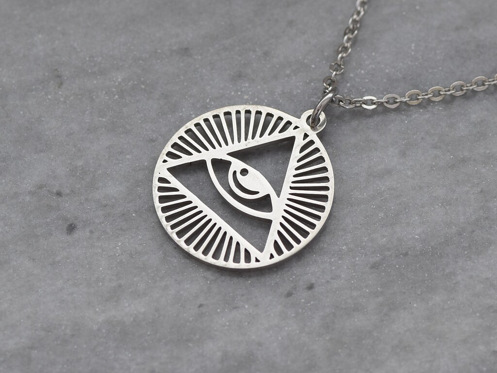 PikaLF Collana Uomo Con Ciondolo Occhio Della Provvidenza - Triangolo Massonico Occhio Che Tutto Vede - Gioiello Gotico In Lega Vintage Con Catena 58 Cm - Regalo Simbolico Punk