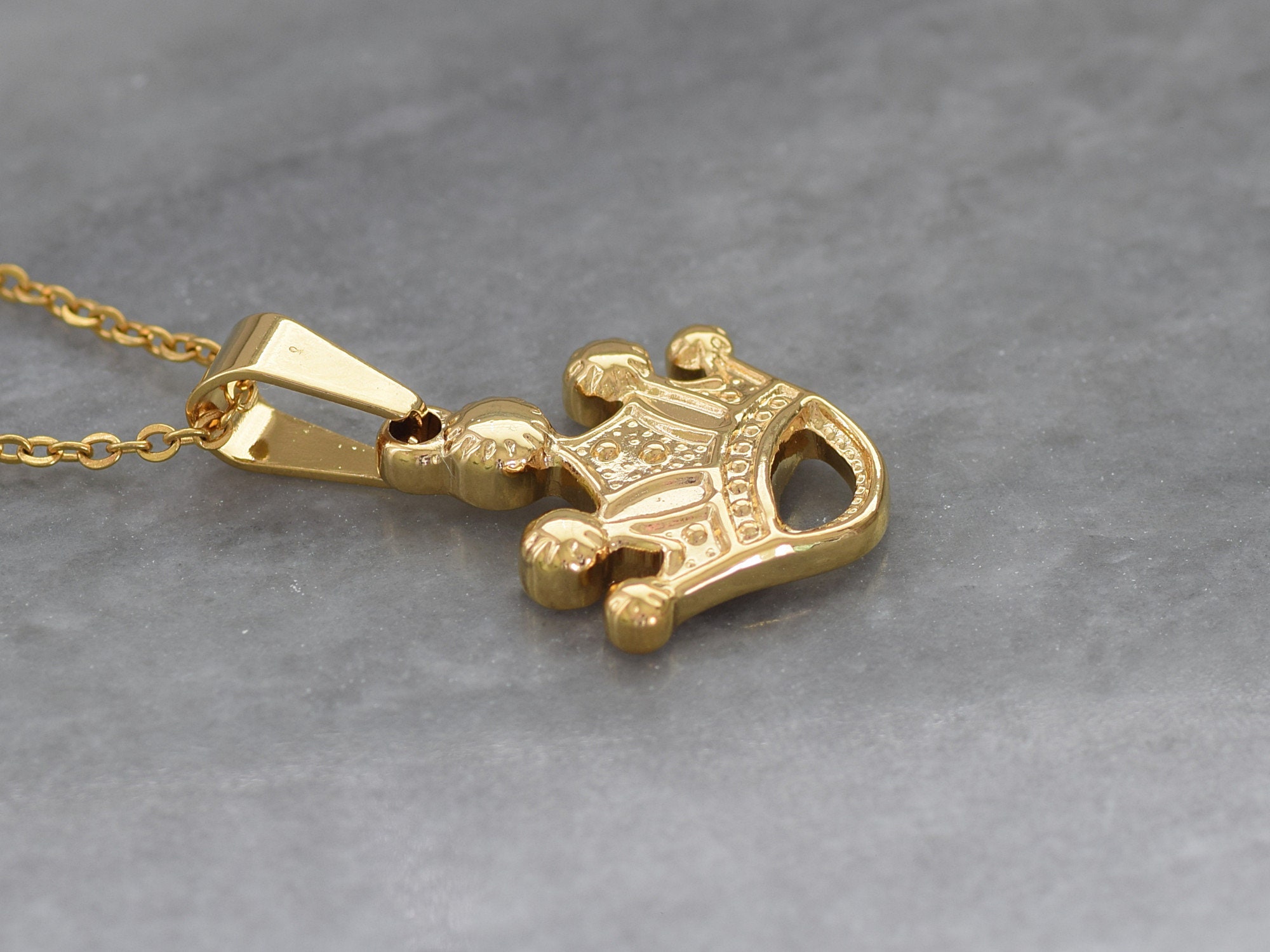 Gold king hotsell crown pendant