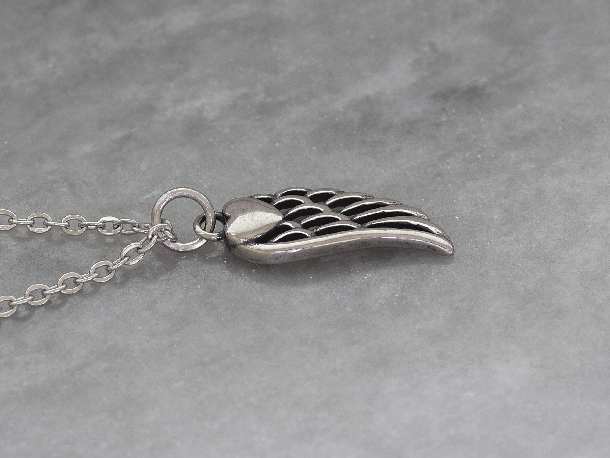 ステンレススチールのハート付き鳥の羽ネックレス、シルバーの羽根