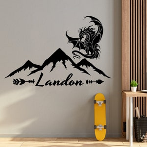Calcomanía de pared con nombre personalizado para niños / Calcomanía de vinilo con dragón / Decoración de guardería con nombre personalizado para niño / Calcomanías de pared con montañas / Arte de dormitorio con dragón ER222
