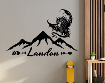 Décalcomanie murale de nom personnalisé pour garçons / Autocollant en vinyle Dragon / Décor de pépinière de nom de garçon personnalisé / Décalcomanies murales de montagnes / Dragon Bedroom Art ER222