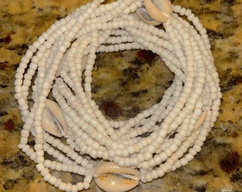 Obatala Eleke: Collar de Orisa con cuentas blancas y conchas cauri