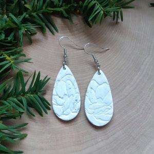 Boucles d'oreilles en forme de goutte de shungite moyenne élite légères blanches en argile de papier / Nobel de shungite / feuille/ feuilles / floral / boucles d'oreilles écologiques