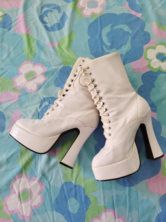 White Go-Go boots size US 5