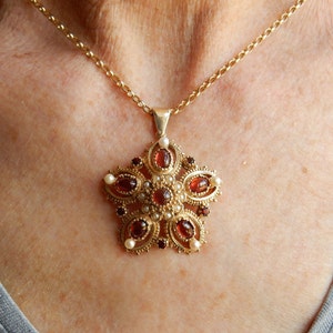 Vintage 9ct / 9k Gold Garnet & Pearl 1970s Pendant.