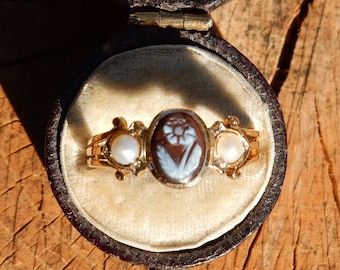 Vintage 18ct / 18k Pearl & Agate Cameo Ladies Memorial Ring