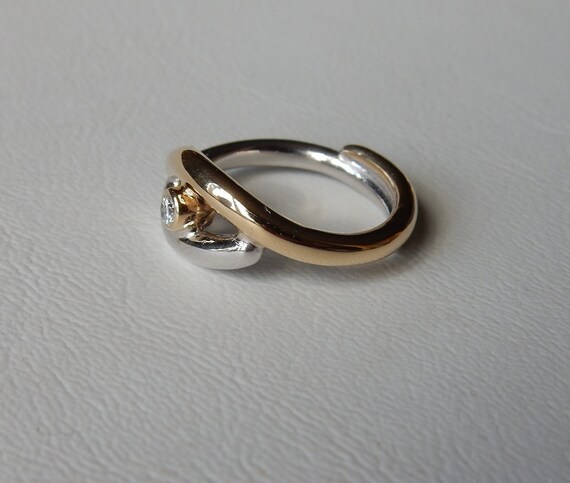 9ct / 9k Gold & Silver Diamond Set Designer Ring. - image 5