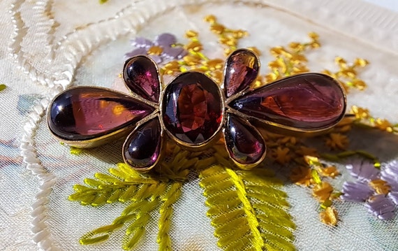 9ct / 9k Gold & Garnet Victorian Brooch - image 2