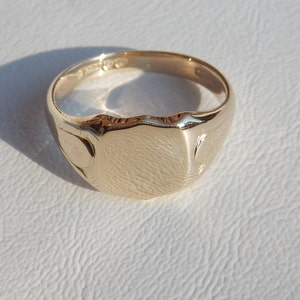9ct / 9k Yellow Gold English Signet Ring (1930)