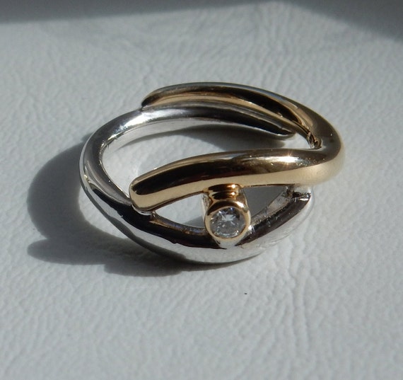 9ct / 9k Gold & Silver Diamond Set Designer Ring. - image 4