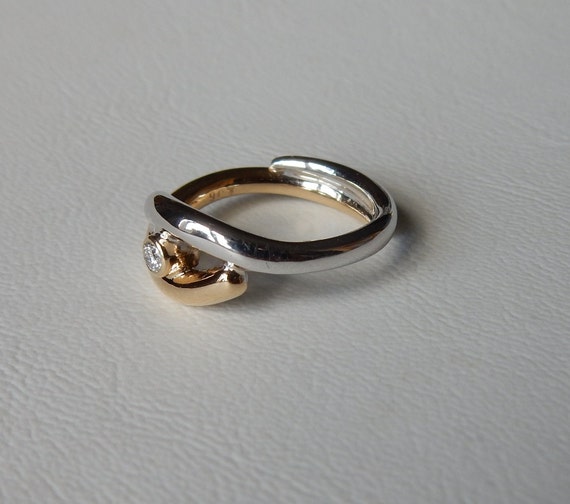 9ct / 9k Gold & Silver Diamond Set Designer Ring. - image 7