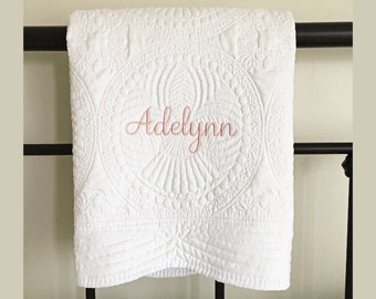 Aangepaste babynaam quilt - zwangere zus cadeau - geborduurd monogram deken voor babymeisje of jongen - erfstuk gepersonaliseerde babyquilt