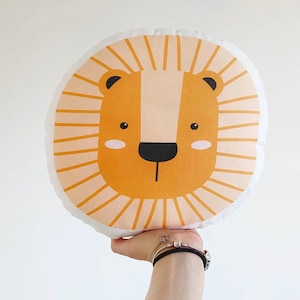 Safari Lion Kussen, Lion kussen, Pluche leeuw, Dierenkussen, Safari Kussen, Kinderkamer Decor, Cadeau voor kinderen - LEEUW