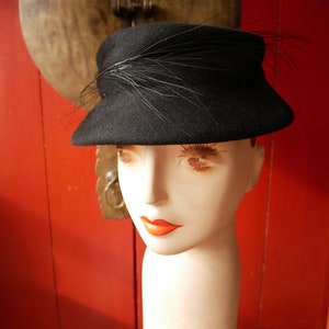 Cappello da donna con piume di airone, originale anni 1930/40, feltro di lana nero, taglia variabile 54-56, &quot;Kapott-Hütchen&quot;,