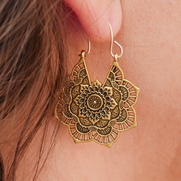 Boucles d'oreilles bohème orientale en dentelle dorée Mandala