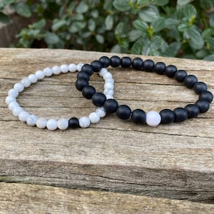 Elastic distance bracelets, couple bracelets in black Agate and white Howlite, Valentine&#39;s Day gift ideas, Christmas gift ideas