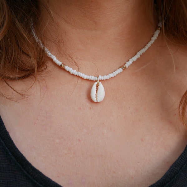 Necklace in white and gold seed beads and Cauri shell, Made in France