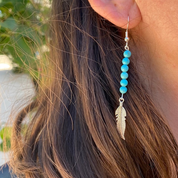 Boucles d'oreilles pendantes en Howlite Turquoise et plume, Made in France