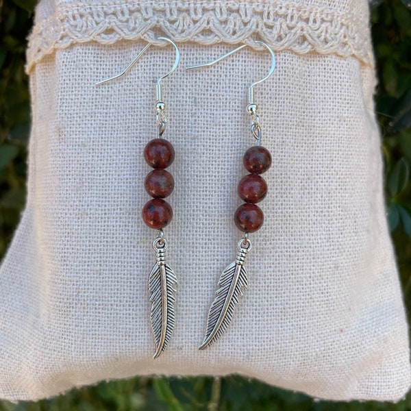 Boucles d'oreilles 3 perles en Jaspe Rouge naturelle et breloque plume, Made in France