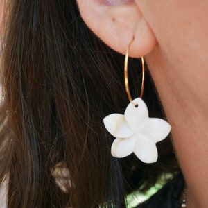 Boucles d'oreilles créoles et Fleur de Frangipanier en nacre, Made in France