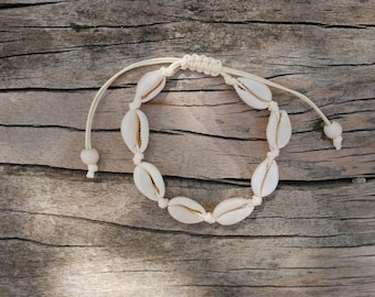 Adjustable beige bracelet in cowrie shells, Made in France