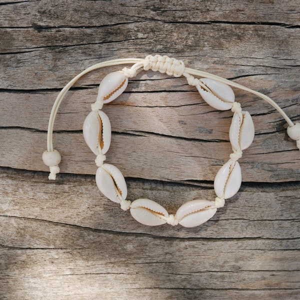 Adjustable beige bracelet in Cauri shells, Made in France
