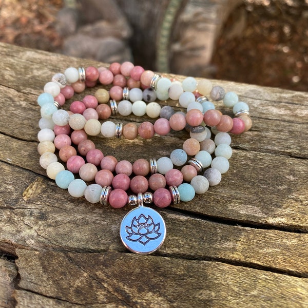 Bracelet Mala 108 perles en Amazonite, Rhodochrosite et médaille symbole fleur de Lotus