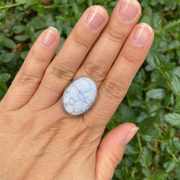 Adjustable oval stone ring in natural Howlite, Made in France