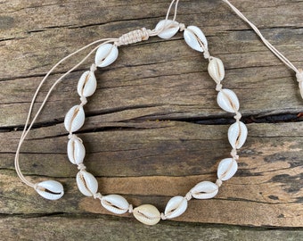 Beigefarbene Halskette aus naturbeigen Kaurimuscheln, hergestellt in Frankreich