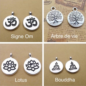 Puede incluir: Cuatro juegos de colgantes de plata con diferentes dise&ntilde;os. El primer juego presenta dos colgantes de plata con el s&iacute;mbolo Om. El segundo juego presenta dos colgantes de plata con un dise&ntilde;o de &aacute;rbol de la vida. El tercer juego presenta dos colgantes de plata con un dise&ntilde;o de flor de loto. El cuarto juego presenta dos colgantes de plata con un Buda sentado en meditaci&oacute;n.