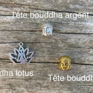 Puede incluir: Tres abalorios de plata y oro con im&aacute;genes de Buda. El primer abalorio es una cabeza de Buda de plata. El segundo abalorio es un Buda de plata sentado en posici&oacute;n de loto. El tercer abalorio es una cabeza de Buda de oro. Los abalorios est&aacute;n etiquetados como "T&ecirc;te bouddha argent", "Bouddha lotus" y "T&ecirc;te bouddha or".