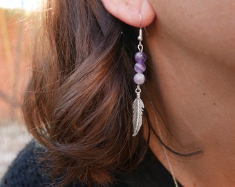 Boucles d'oreilles pendantes à 3 perles  en Améthyste chevron naturelle et breloque plume, Made in France