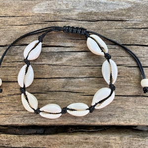 Adjustable black bracelet made from cowrie shells, Made in France