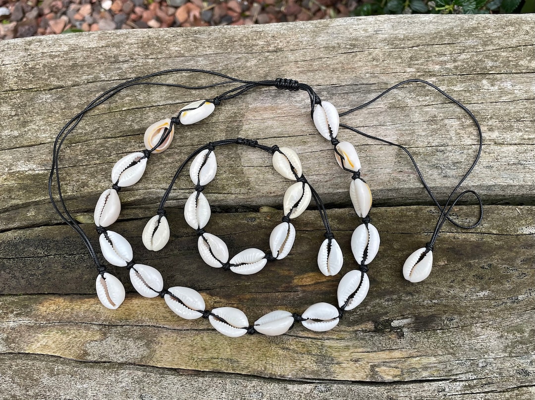 Parure collier et bracelet noir en coquillages cauris beiges naturels, Made in France