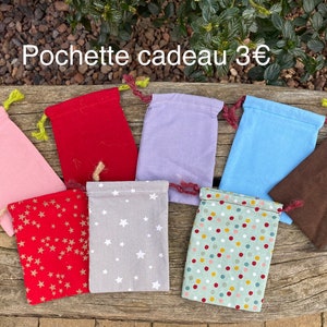 Puede incluir: Ocho peque&ntilde;as bolsas de regalo de tela con diferentes patrones y colores. Las bolsas est&aacute;n dispuestas sobre una superficie de madera. El texto "Pochette cadeau 3&euro;" es visible en la parte superior de la imagen.