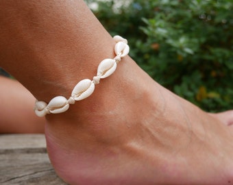 Beige ankle chain in cowrie shells, Made in France