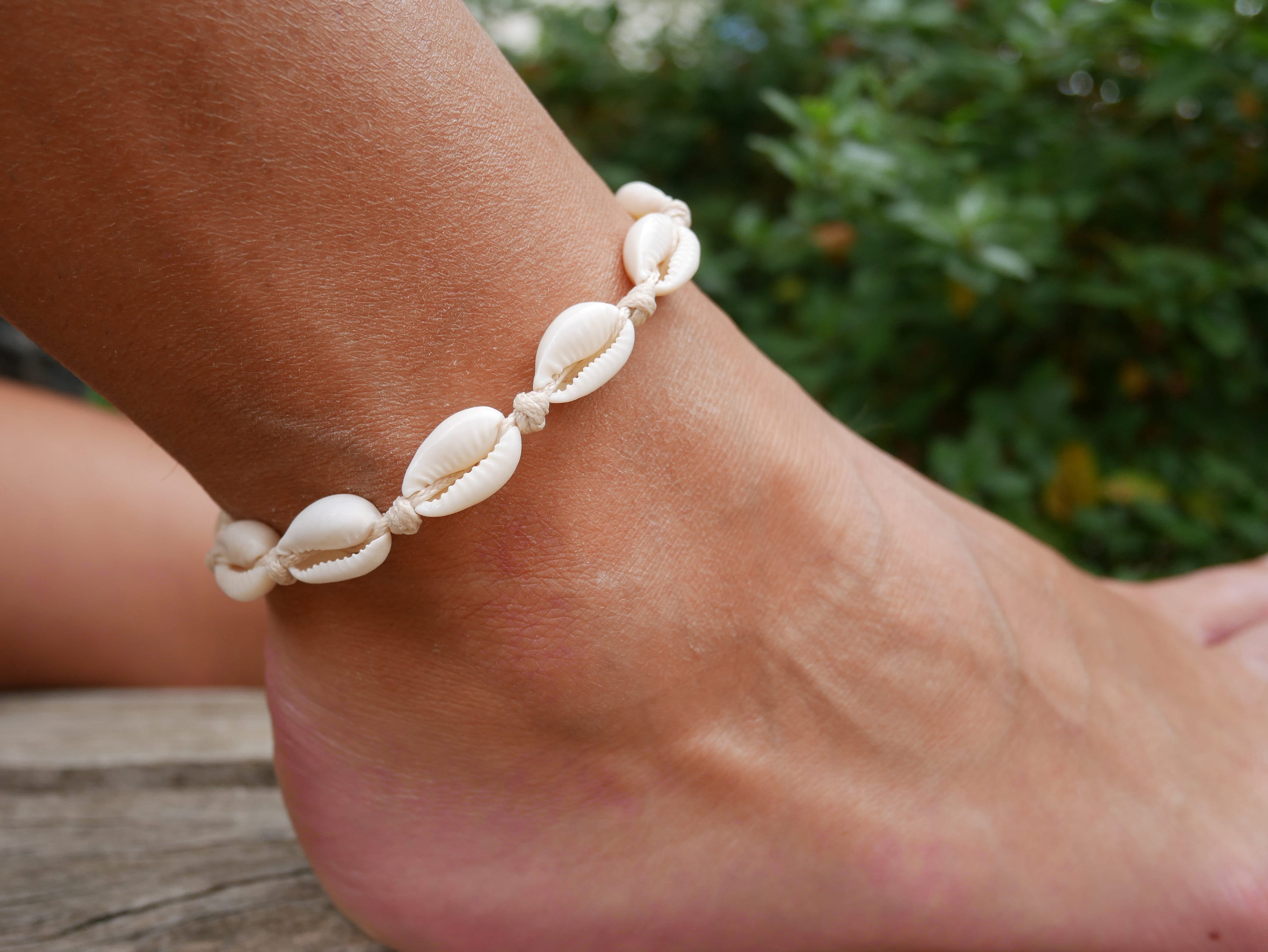 Beige ankle chain in cowened shells