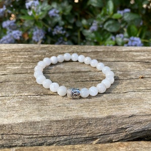 Elastic bracelet in natural Moonstone, Made in France Tête buddha argentée