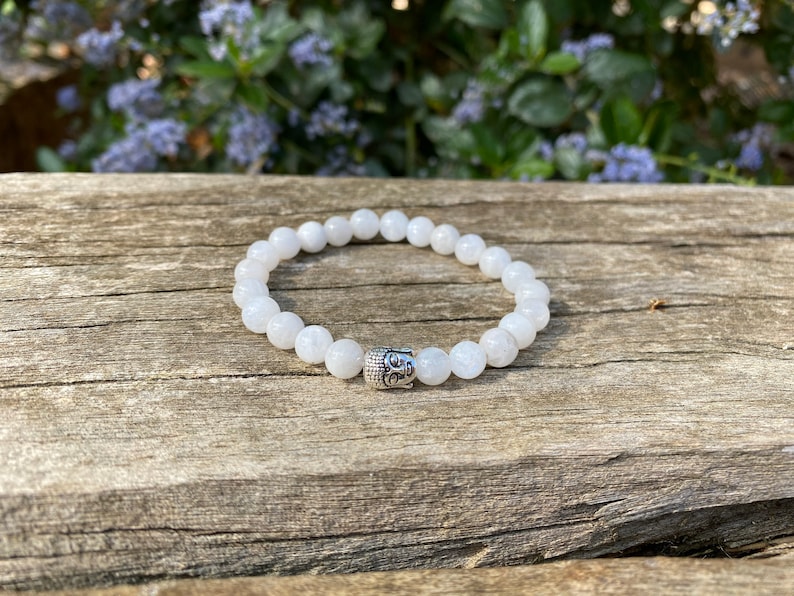 Elastic bracelet in natural Moonstone, Made in France Tête buddha argentée