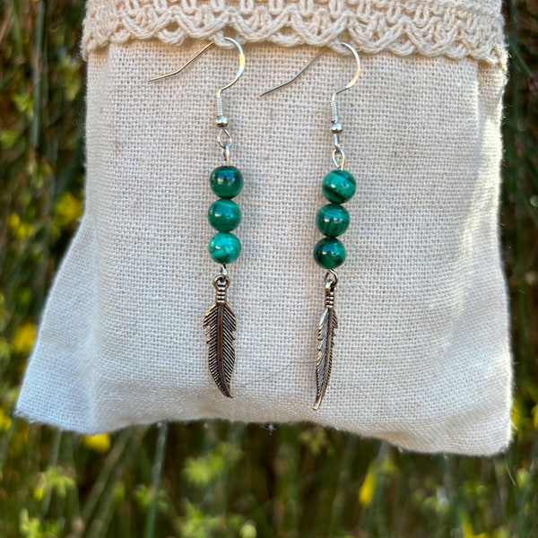 Boucles d'oreilles pendantes à 3 perles  en Malachite claire naturelle et breloque plume, Made in France