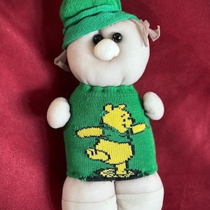 Puede incluir: Un letrero de madera rústica con el texto "Welcome to our home" en letras blancas. El letrero presenta un acabado envejecido y un diseño sencillo y acogedor, perfecto para un porche o entrada.