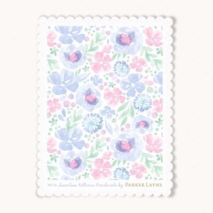 Peut inclure: Motif floral à l'aquarelle dans des tons de bleu, rose et vert sur fond blanc. Le motif présente diverses fleurs et feuillages, avec une bordure festonnée. Le texte en bas indique "NO A1 Seamless Patterns Handmade by PARKER LAYNE."